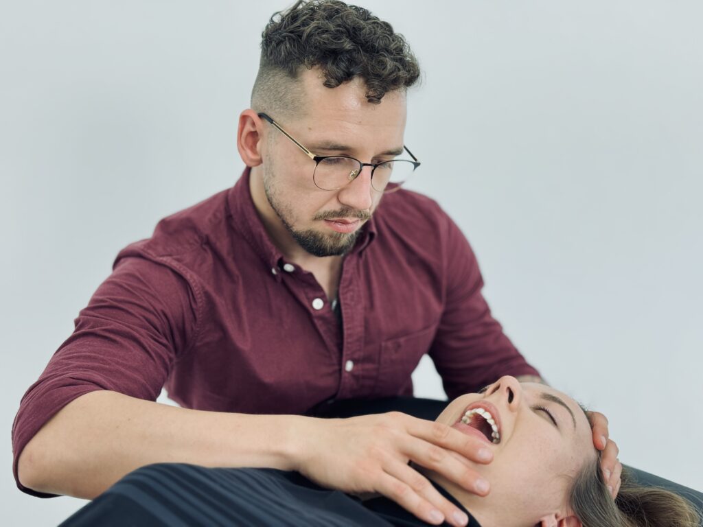 Terapia stomatologiczna Kraków – skuteczne leczenie zębów i nowoczesne metody wspierające zdrowie jamy ustnej