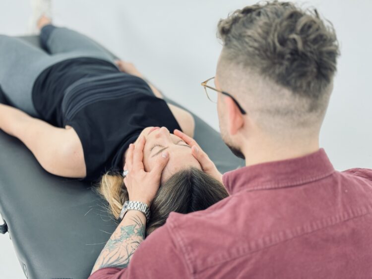 Terapia czaszkowo-krzyżowa Kraków – delikatna metoda manualna wspierająca układ nerwowy, poprawiająca krążenie płynu mózgowo-rdzeniowego oraz redukująca stres, napięcia i bóle przewlekłe.